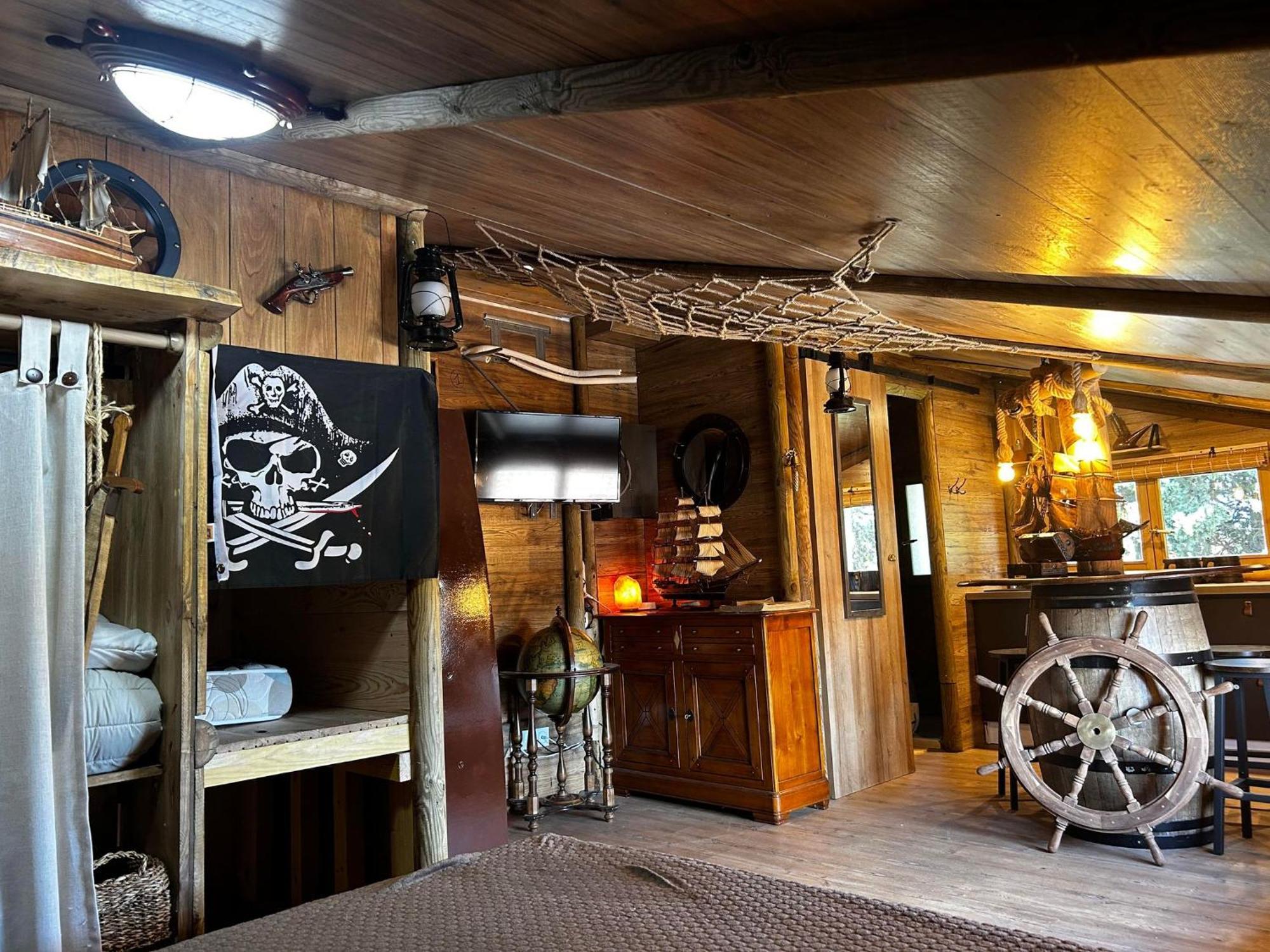 Les Chambres De Paulette Chambres A Theme Jack Sparrow Sainte-Marie-la-Mer Exterior foto